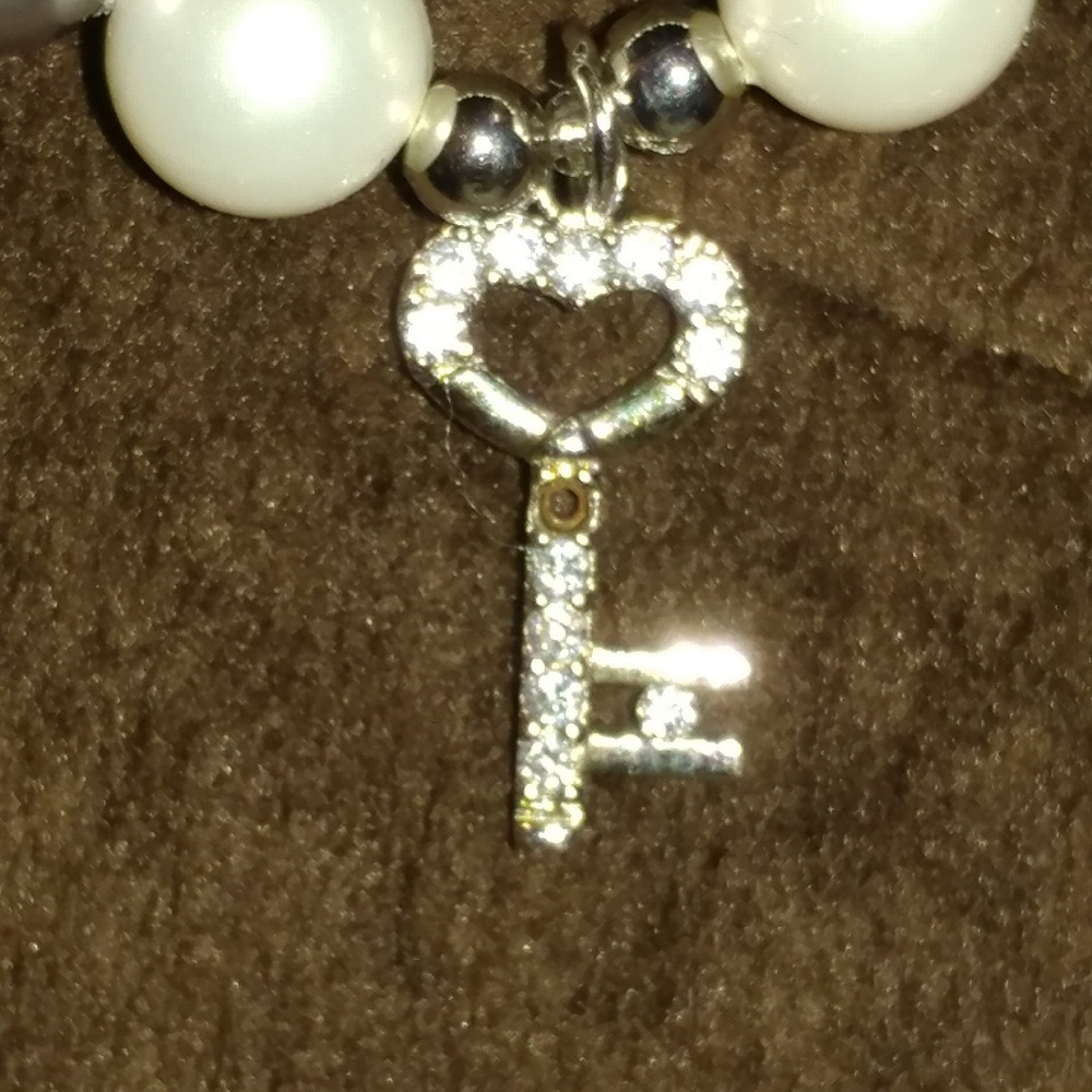 Pearl earrings and bracelet set - Picture 4 of 5